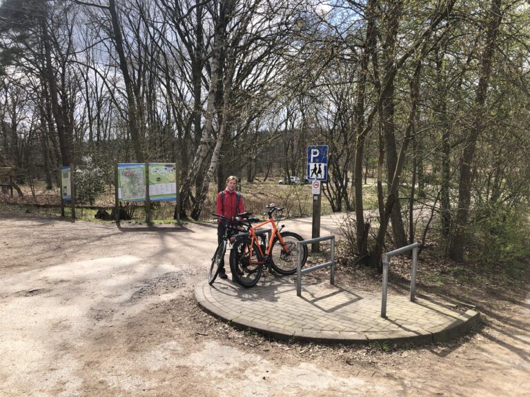 Fahrradbügel auf Ausflugsparkplätzen